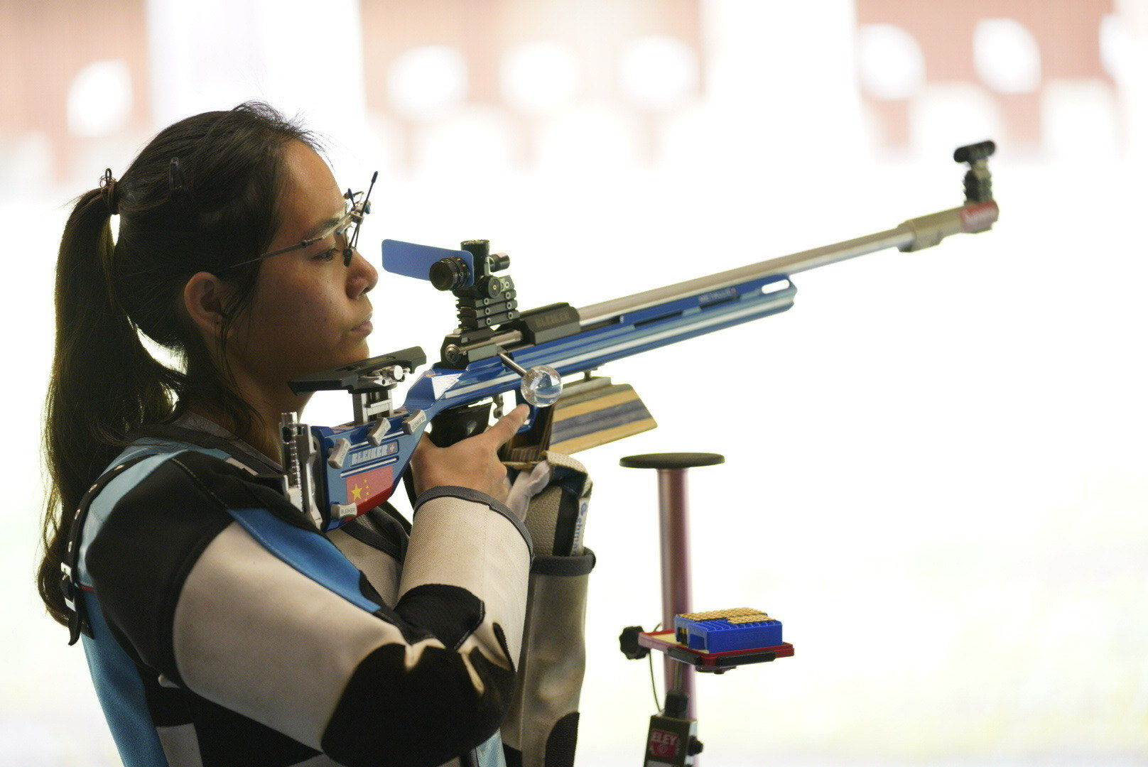 关于射击比拼精彩刺激，选手们集中瞄准，战绩斐然的信息