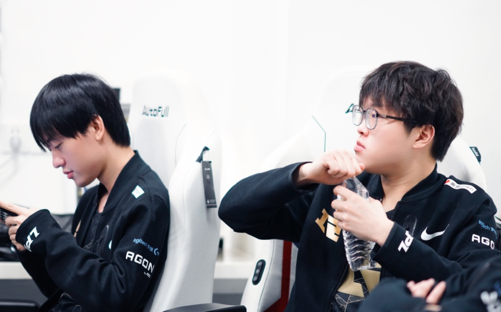 FPX力克IG，Xiaohu线上压制力十足峡谷大战半决赛，点燃全场激情的简单介绍